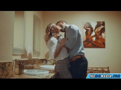 ❤️ Kun povekas blondi viettelee sinut julkisessa vessassa ❤ Porno at us ❌❤